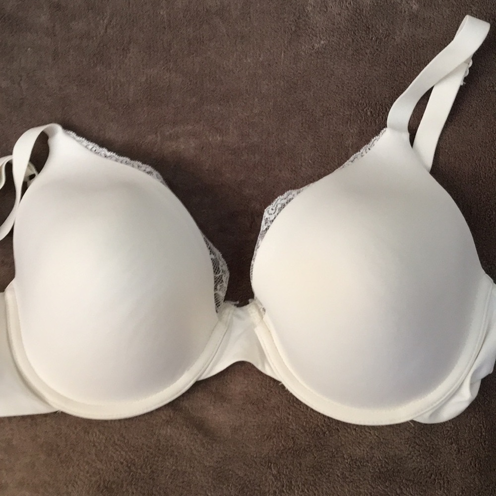 White comfy Maidenform bra 36DD. Excellent shape